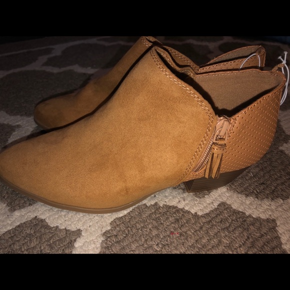 Low cut v shaped ankle boot - Picture 1 of 4